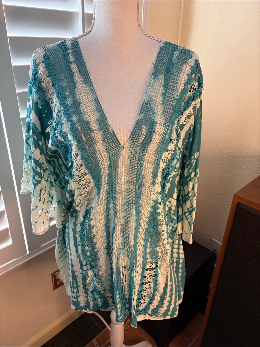 🩵🤍Como No? Sassy Aqua/White V-Neck Tie Die Top/Cover Up W/Crochet Front Sz M